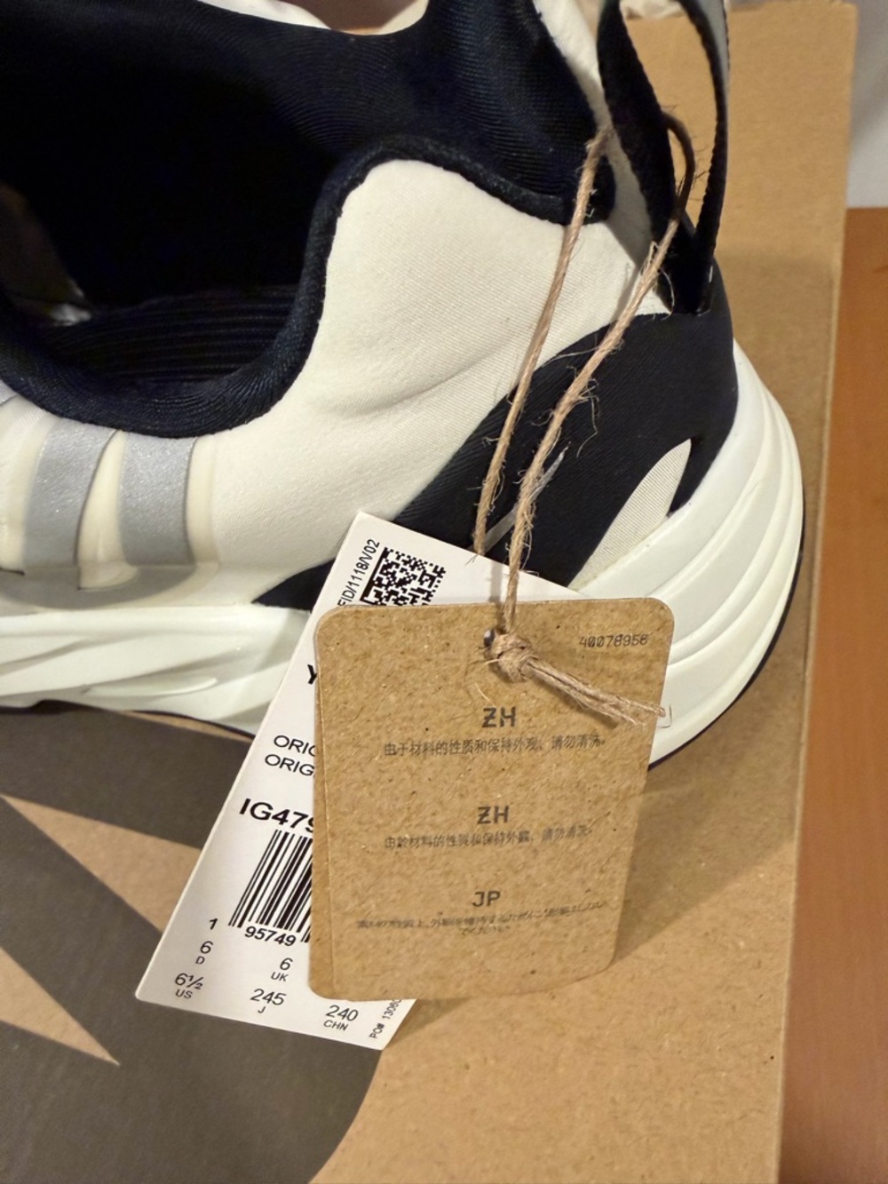 Men's White and Black Adidas YEEZY boost 700 MNVN - Picture 2 of 8